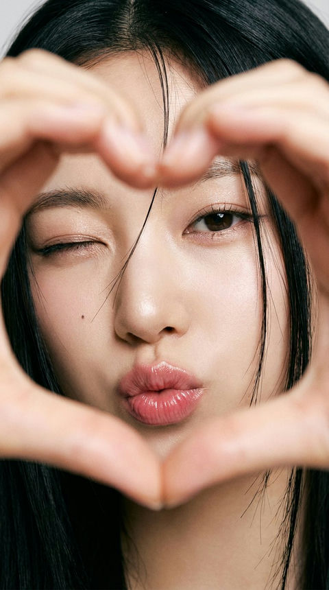 女生双手比出一个心形 的效果示例图