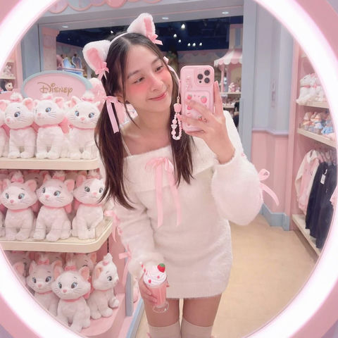 女子在迪士尼商店里对着镜子自拍 的效果示例图
