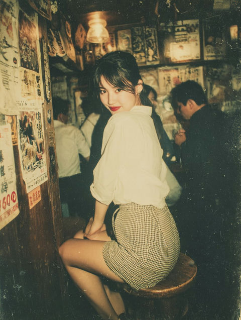 居酒屋里用闪光灯拍摄的美女照片 的效果示例图