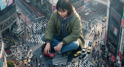 巨型韩国女子置身于熙熙攘攘的街头 的效果示例图