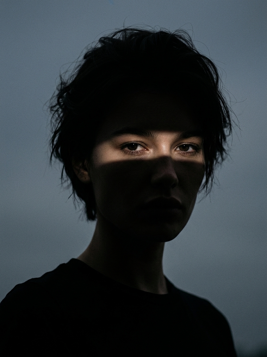 一个女人的特写肖像（与参考图像相同的脸）看起来目录 的效果示例图