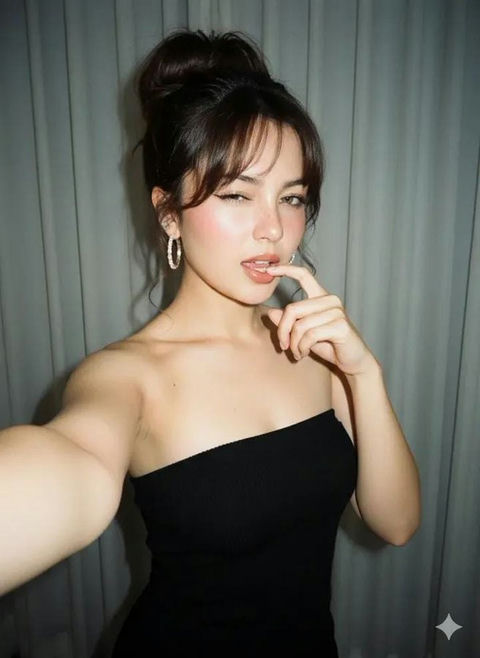 女子站在房间里的近距离自拍照 的效果示例图
