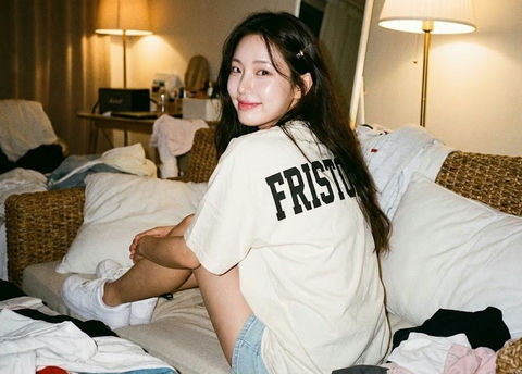 女生背对着观众坐在编织沙发上 的效果示例图