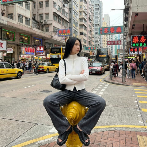 霓虹街头的自信女郎 的效果示例图