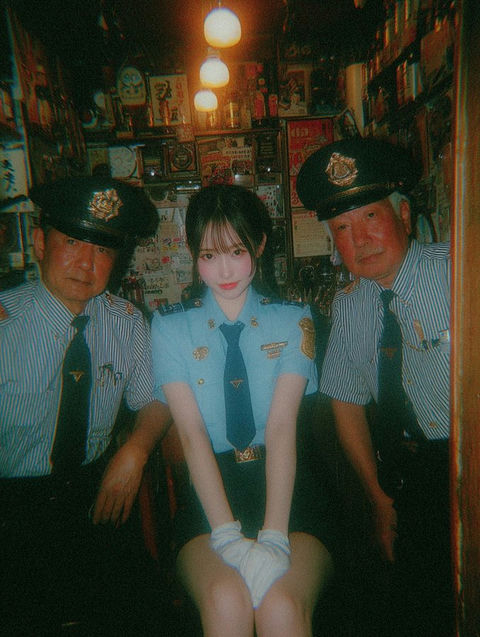 美丽的浅蓝色警服日本女子 的效果示例图