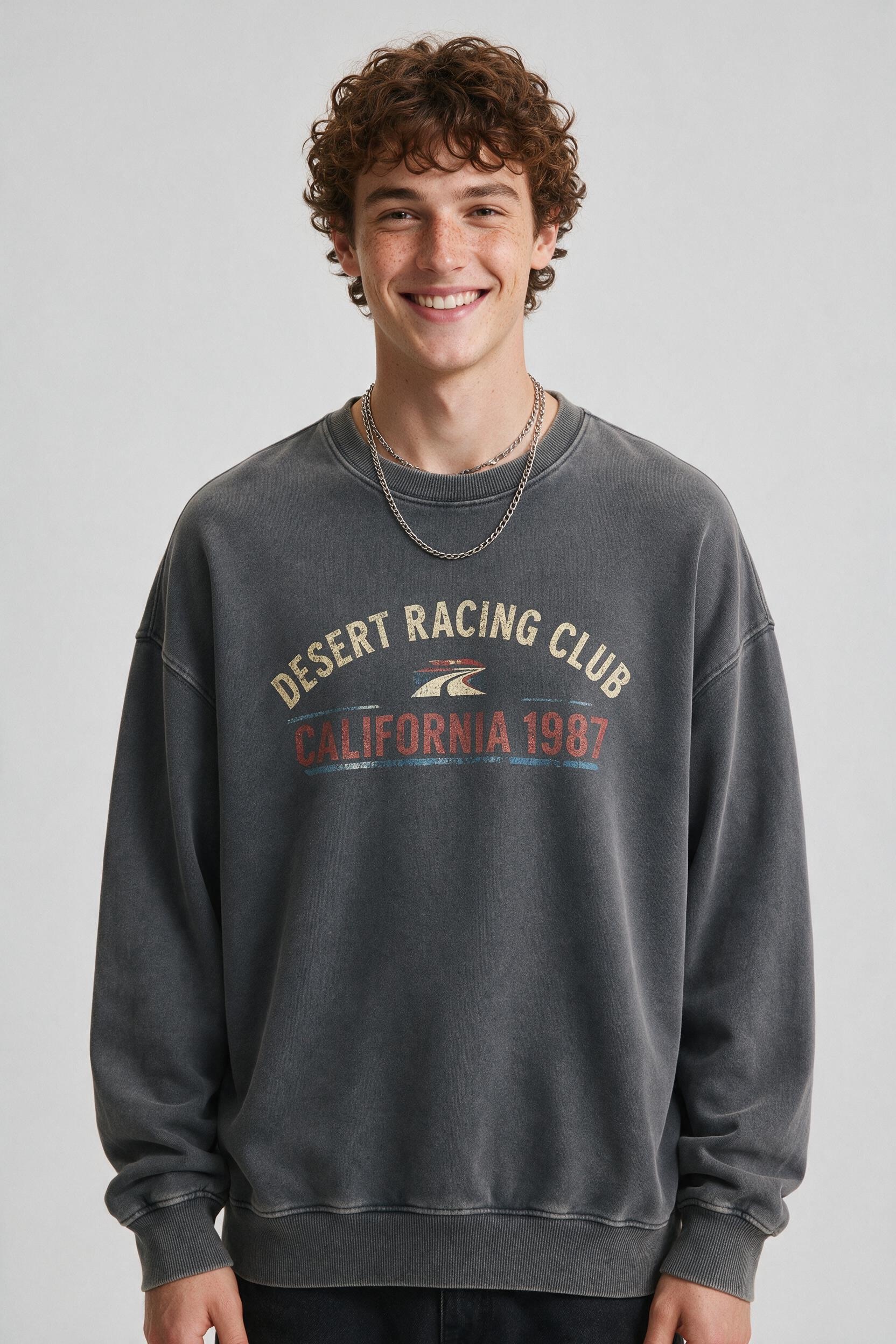 干净的工作室时尚肖像，微笑的年轻卷发男模特 的效果示例图