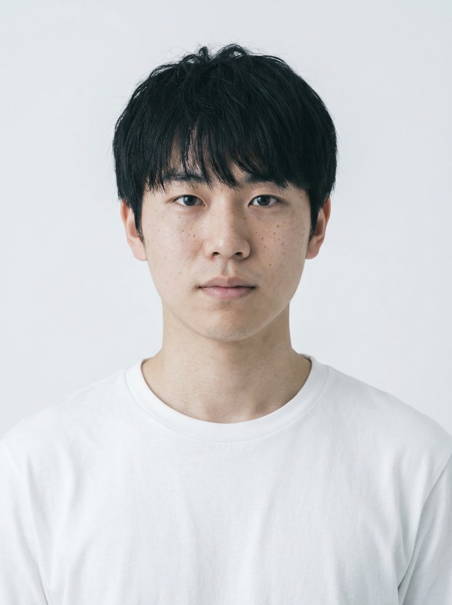 一张极简干净的正面人物肖像照，一位年轻亚洲男性正对镜头，短黑发，发型自然微乱，刘海轻轻垂在额前 的效果示例图